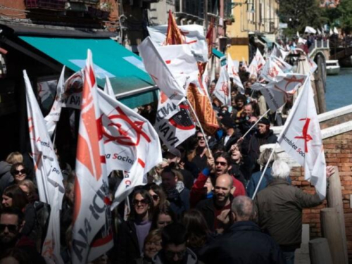 GRAĐANI NEGODUJU: Protesti u Veneciji zbog odluke da se turistima koji ne noće naplaćuje ulaz