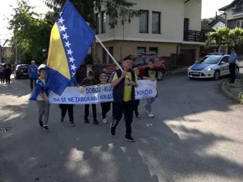 POGROM ZA JEDAN DAN: Maršom mira obilježena godišnjica progona više od 20.000 Bošnjaka i Hrvata iz Doboja