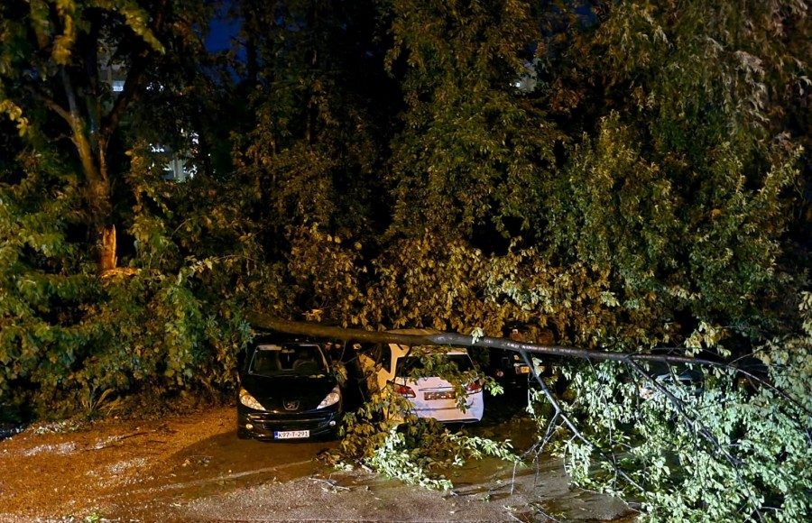 Ki A Grmljavina Grad Jako Nevrijeme U Tuzli Stabla Padala Na