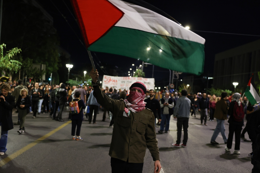 Por El Centro De Atenas Miles De Personas Marcharon Para Conmemorar