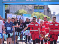 MUČNE SCENE U BEOGRADU: Maratonac prvi prošao kroz cilj, a onda se samo srušio, odnijeli ga na nosilima