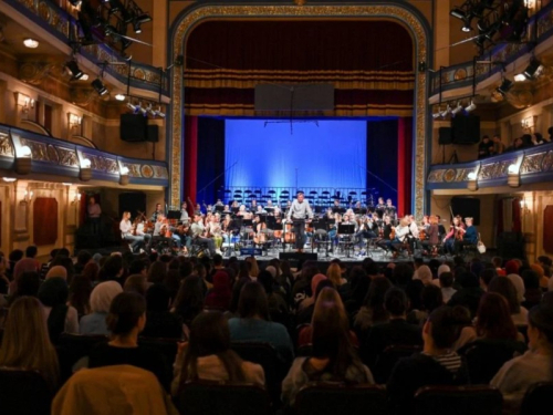 POVODOM DANA EVROPE: Više od 250 đaka iz Sarajeva prisustvovalo probi za večerašnji koncert