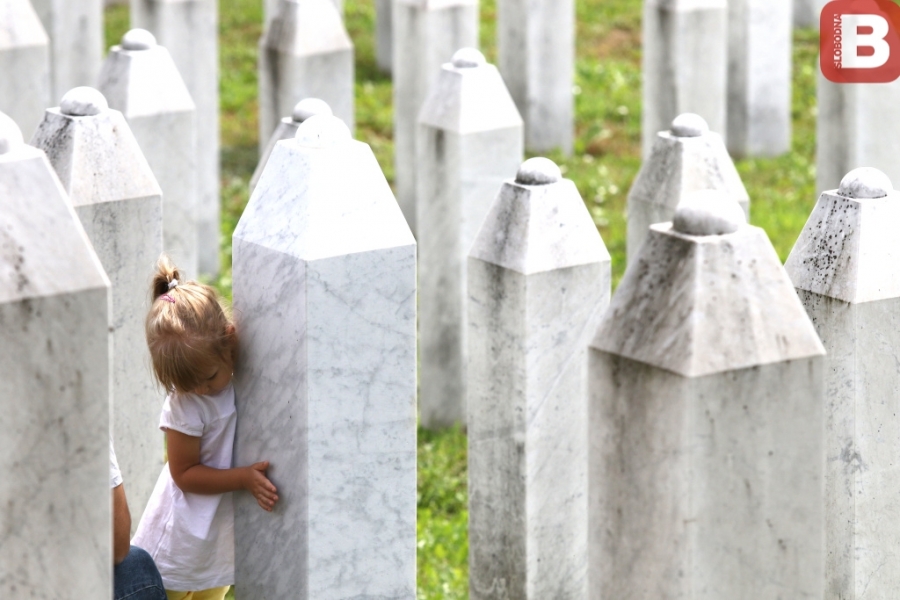 SUZE, TUGA I JEZIVA TIŠINA: Potresne snimke iz Potočara uoči ukopa 50  žrtava genocida u Srebrenici (FOTO) | Slobodna Bosna