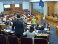 'NEMOJ DA TI SLOMIM NOS!: Verbalni okršaj u Skupštini Crne Gore skoro prerastao u fizički sukob (VIDEO)