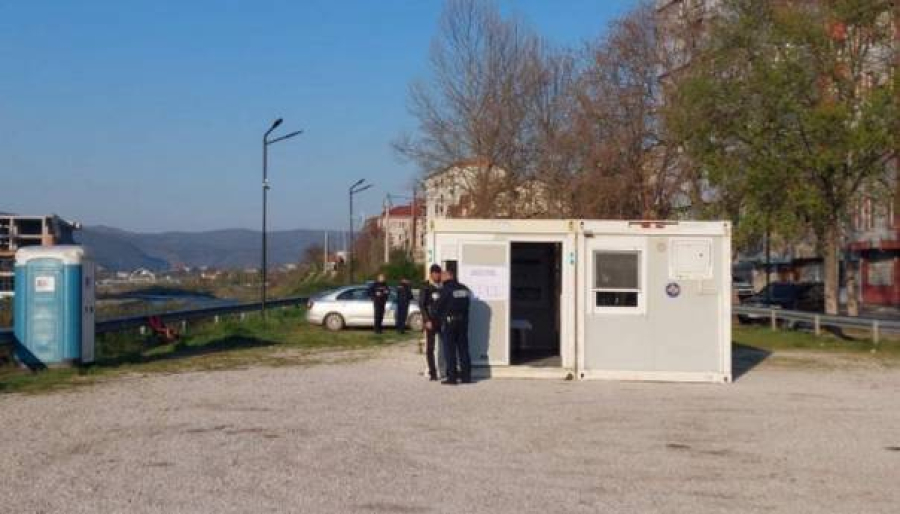 DUŽ GLAVNIH PUTEVA POSTAVLJENI SU KONTEJNERI, VLAST U BEOGRADU IZDALA ...