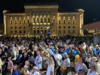 NI KIŠA NIJE POKVARILA UGOĐAJ: Sarajlije uživale u koncertu Hanke Paldum ispred Vijećnice