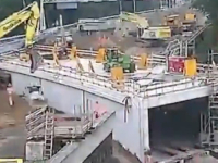 DOK SE NAŠI 'STRUČNJACI' MUČE GODINAMA: Pogledajte kako su europski graditelji postavili tunel ispod autoceste za manje od tri dana (VIDEO)