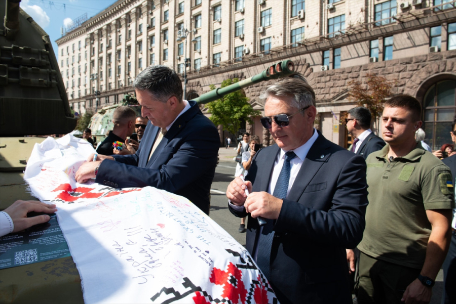 SLUŽBENA POSJETA UKRAJINI: Komšić I Bećirović Obišli Kijev I Izložbu ...