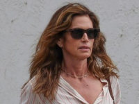 MODNA IKONA: Cindy Crawford ima sjajnu alternativu klasičnim košuljama, a evo kako je nosi (FOTO)