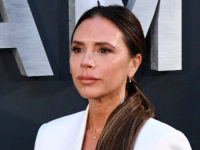 PREPOZNATLJIVO IZDANJE: Victoria Beckham u svečanoj kombinaciji kojoj vjeruje više nego crnoj haljini stigla na premijeru (FOTO)