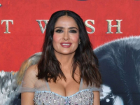 SVE OSTAVILA BEZ DAHA: Salma Hayek istaknula vitku liniju u efektnoj haljini (FOTO)