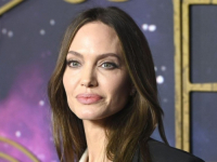 LJUBITELJICA MINIMALIZMA: Angelina Jolie plijenila elegancijom u crnoj boji (FOTO)