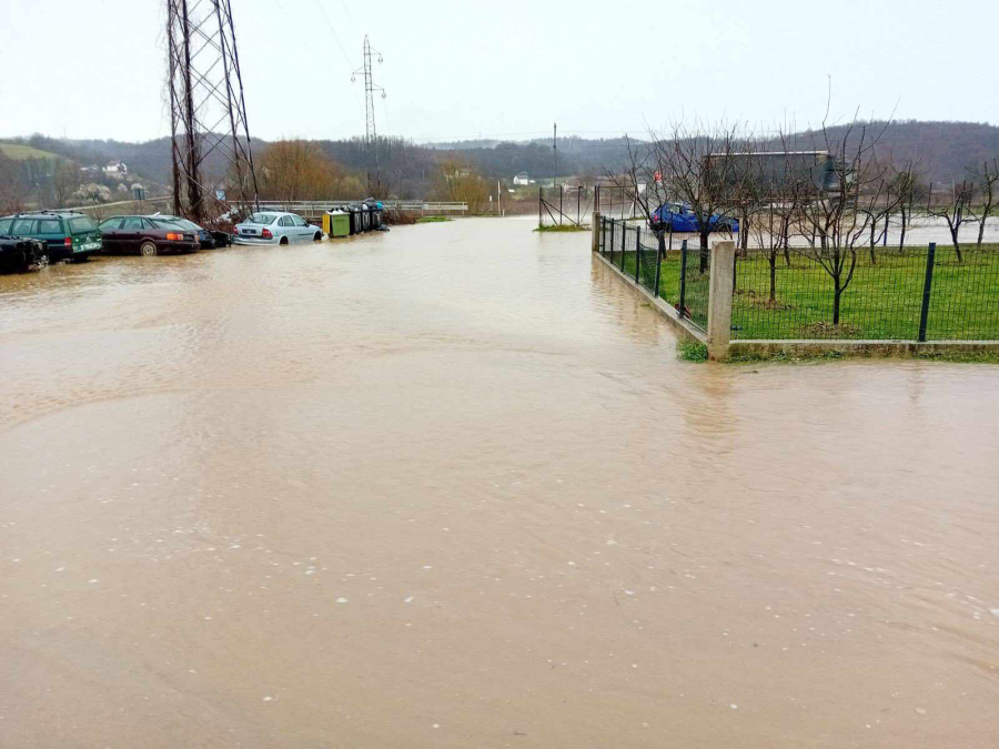 KIŠA NAPRAVILA PROBLEME U NOVOM GRADU Bujične vode poplavile lokalne