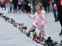 'SB' U FERHADIJI/ 'STAZOM SJEĆANJA 11 541...': Cipele kao simbol ubijenih građana opkoljenog Sarajeva (FOTO)