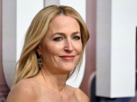 GLAMUROZNO IZDANJE AMERIČKE GLUMICE: Gillian Anderson privlačila poglede u jednostavnoj, ali vrlo efektnoj haljini (FOTO)