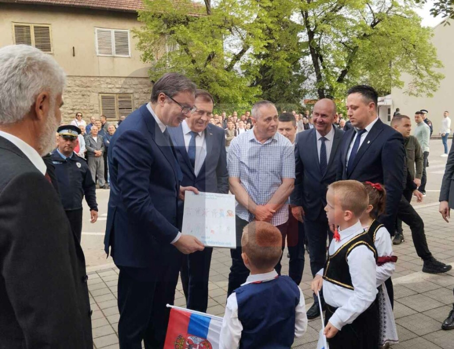 ZLOUPOTREBA DJECE U POLITIČKE SVRHE: Dodika i Vučića u Bileći dočekali ...