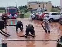 APOKALIPTIČNE SCENE IZ SUSJEDSTVA: Grad na moru pod vodom, pala ekstremna količina kiše, vatrogasci spašavaju...