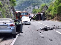 TEŠKA SAOBRAĆAJNA NESREĆA KOD MOSTARA: Sudar autobusa i automobila, povrijeđeno više osoba