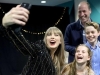 PRIJE KONCERTA NA RASPRODANOM WEMBLEYIJU: Princ William i djeca uslikali se sa Taylor Swift, ona mu čestitala rođendan