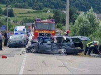 STRAVIČAN UDES U BIHAĆU: U saobraćajnoj nesreći poginule dvije osobe, vatrogasci ih pokušavaju izvući iz vozila