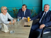 'JEL` PLAĆATE KARTICOM…': Burne reakcije na društvenim mrežama nakon što je Dodik objavio fotografiju iz kafane…