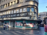U CENTRU BEOGRADA: Na fasadi 'osvanuo' grafit koji negira genocid u Srebrenici