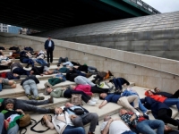 PROTEST U BILBAU: Stotine ljudi leži na zemlji ispred muzeja u Španiji da ukaže na problem ubistava u Pojasu Gaze (FOTO/VIDEO)