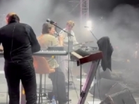 NIŠTA GA NIJE MOGLO SPRIJEČITI: Alen Islamović se u kolicima pojavio na koncertu Bijelog dugmeta, evo zašto (VIDEO)
