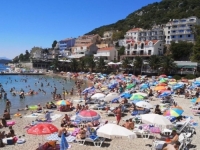 NEUM PUN TURISTA: Plaže popunjene, temperatura mora je 24 stepena (VIDEO)