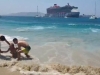 KUPALI SU SE U MIRNOM MORU, A ONDA JE NASTAO HAOS: Kruzer izazvao ogromne talase na grčkoj plaži, ženi slomljena rebra, kapetan uhapšen (VIDEO)