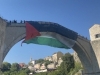 SOLIDARNOST SA ŽRTVAMA GENOCIDA U BIH I PALESTINI: Aktivisti iz Irana izvjesili najveću palestinsku zastavu na Starom mostu