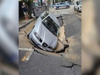 NEOBIČAN PRIZOR U BEOGRADU: Automobil propao u asfalt (FOTO)