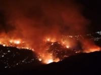 KATAKLIZMA U DALMACIJI: Tučepi u plamenu, požar bjesni u parku prirode, gore vozila, kuće, čuju se snažne detonacije...