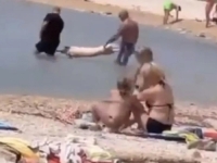 BIZARNO: Pogledajte šta su uradili srbijanski turisti na plaži, u glavnim ulogama su...