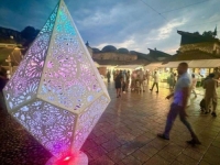 GRADONAČELNICA SE POHVALILA DEKORACIJOM: Na Baščaršijskom trgu postavljen 'Sarajevski dijamant'
