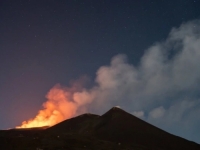 POJAČANA AKTIVNOST: Vulkan Etna Izbacuje vrući pepeo i lavu zbog čega je otkazan dio letova