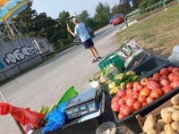 DJEČAK OD KOJEG MOŽEMO MNOGO NAUČITI: Faris Fejzić prodaje voće i povrće pored stadiona Koševo, podržite ga