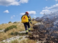 TRAVA I NISKO RASTINJE: Još uvijek gori na brdu Fortica iznad Mostara, širenju požara pogoduje vjetar