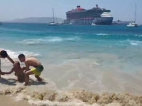 KUPALI SU SE U MIRNOM MORU, A ONDA JE NASTAO HAOS: Kruzer izazvao ogromne talase na grčkoj plaži, ženi slomljena rebra, kapetan uhapšen (VIDEO)