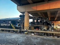 POGINULA DESETOČLANA PORODICA: Horor na auto-putu, autobus udario u stub ispod nadvožnjaka (FOTO)