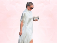 SOFISTICIRANO I ELEGANTNO: Bijela satenska haljina koju nosi britanski model dokazuje da je manje ponekad stvarno više (FOTO)