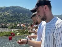 MLADI RUKOMETAŠI ODALI POČAST: U Drinu bačene ruže u znak sjećanja na žrtve genocida u Srebrenici