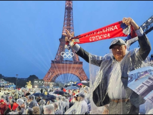 PREPOZNAJTE LI ČOVJEKA U KABANICI: U Parizu će navijati za Srbiju (FOTO)