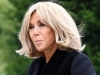 PRVA DAMA FRANCUSKE: Brigitte Macron vjerna ležernoj eleganciji čak i kad izvodi ljubimca u šetnju (FOTO)