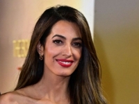 SVE JE U DETALJIMA: Amal Clooney izgleda vrlo profinjeno u laganoj crnoj haljini i zlatnim sandalama (FOTO)