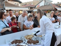 ĆEVAP POSTAJE ZAŠTIĆENI BH. BREND: Brojni građani i turisti uživali u degustaciji ćevapa na Baščaršiji (FOTO)