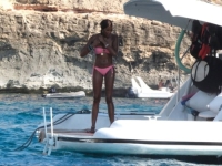 UHVAĆENA U MINIJATURNOM BIKINIJU: Naomi Campbell u 54. godini i dalje ima tijelo djevojke (FOTO)