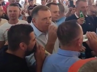 DANAS NASTUPA NA KOČIĆEVOM ZBORU: Dodik se ponovo mikrofona laća, pjeva hit 'miroljubivog' pjevača (VIDEO)