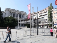 'SB' PATROLA / ZAGRIJAVANJE ZA FESTIVALSKU ATMOSFERU: Pripreme na trgu ispred Narodnog pozorišta za 30. Sarajevo Film Festival (FOTO)