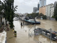 NESTVARNE SCENE IZ BEČA: Rijeka se izlila i potopila ulice, ugrožene zgrade i kuće (FOTO/VIDEO)